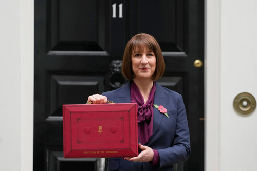 Rachel Reeves holding the red box at number 10